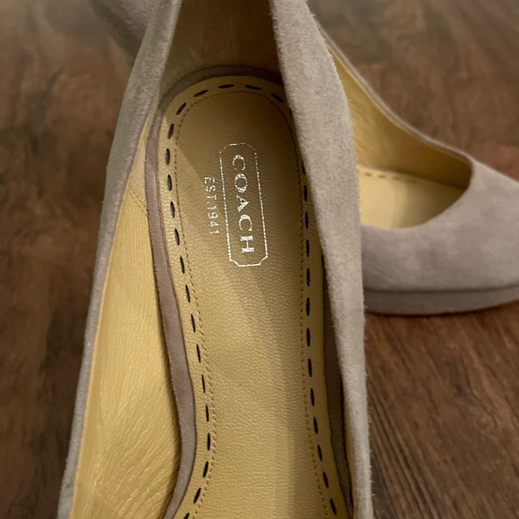 Women’s Coach Tan Suede Heels, Size 9 - Picture 2 of 7